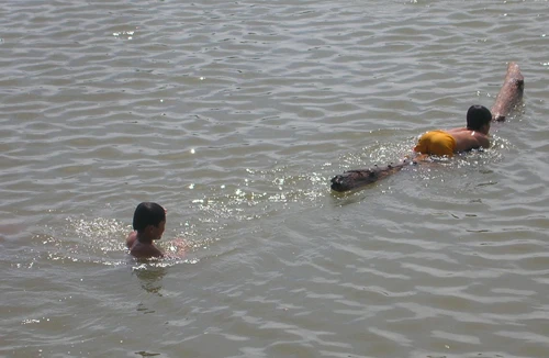 Tắm sông 2 học sinh chết đuối