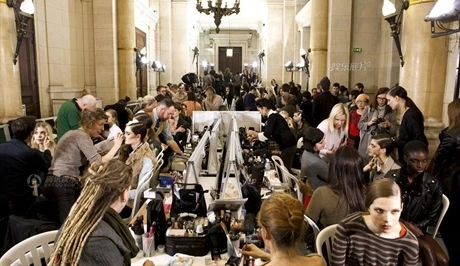 Phía sau ánh hào quang trên sàn catwalk