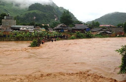 Một thầy giáo bị lũ cuốn trôi trên đường đi dạy về