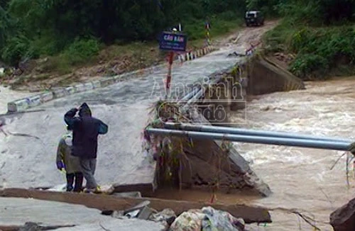 Mưa lớn, nhiều tuyến đường liên xã bị chia cắt