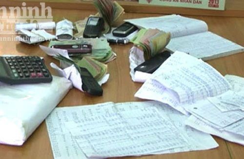 Ghi số đề, 2 cặp vợ chồng cùng bị bắt