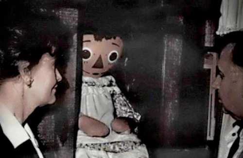 Tủ rượu Dibbuk ma quái và Annabelle - búp bê ma ám đáng sợ