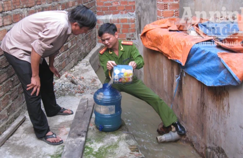 Doanh nghiệp chôn ống ngầm, xả thải bẩn xuống sông