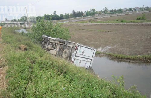 Xe ô tô chở hàng đông lạnh bất ngờ mất lái, lật xuống hố nước