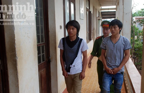 2 anh em đánh người trọng thương vì nghi "nhìn đểu"