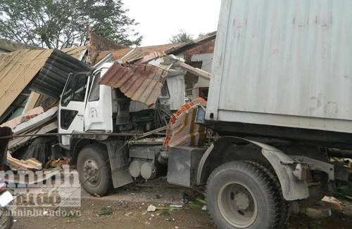Mất lái, xe container húc sập 2 nhà dân