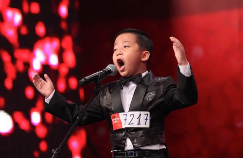 Hoài Linh, Thành Lộc "quay lưng" với Huy Tuấn vì cậu bé 7 tuổi