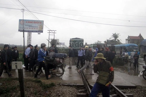 Băng qua đường ngang thiếu quan sát, cụ bà 80 tuổi bị tàu hỏa tông chết