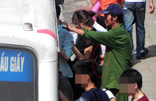 Bắt quả tang đối tượng chôm đồ tại điểm dừng xe buýt
