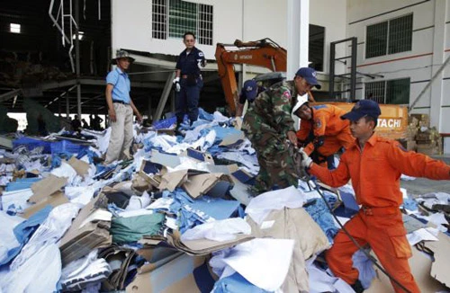 Sập nhà máy giày ở Campuchia, ít nhất 2 người chết