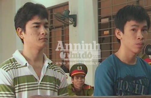 Vung dao cướp xe máy của người cùng trú mưa