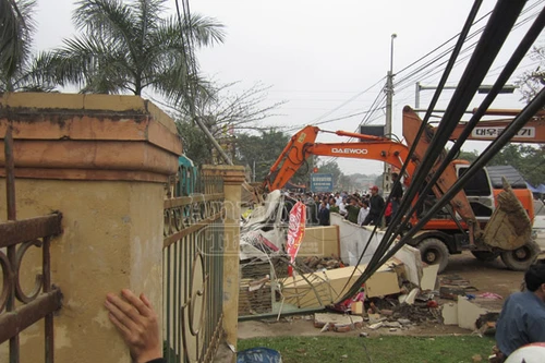 Xe cẩu kéo đổ cổng nhà văn hoá, đè chết 3 người