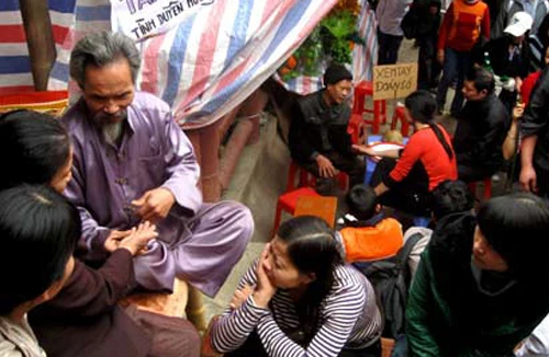 Bi hài đi lễ, xem bói đầu năm