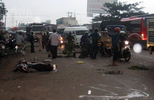 Xe ben cán chết người đàn ông trên quốc lộ 51