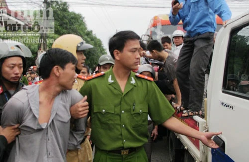 Bắt tài xế lao xe vào CSGT, nhốt gần 40 hành khách, cố thủ trên xe