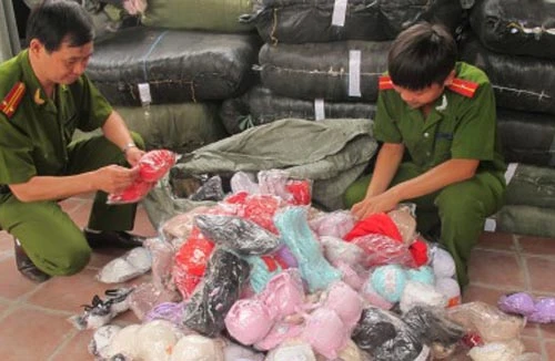 Phát hiện và thu giữ hơn 1.000 áo ngực không rõ nguồn gốc