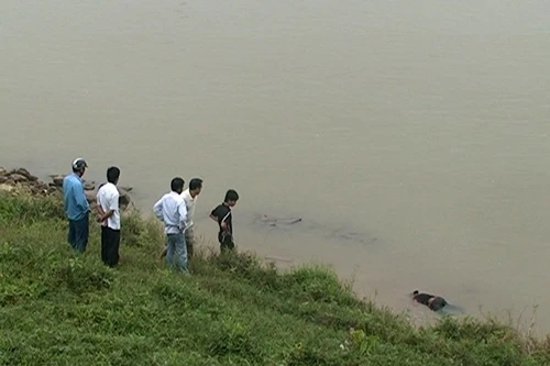 Phát hiện xác bé gái 13 tuổi ở bãi giữa sông Hồng