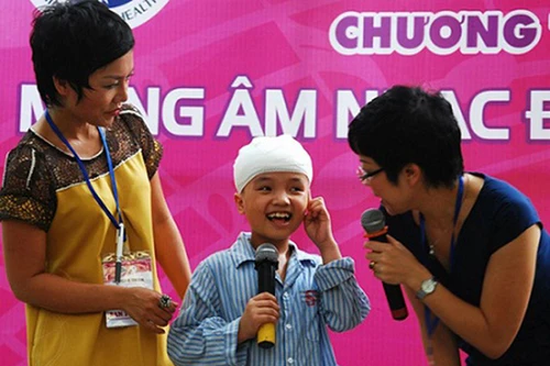 Mang tình yêu và nụ cười đến với các bệnh nhi