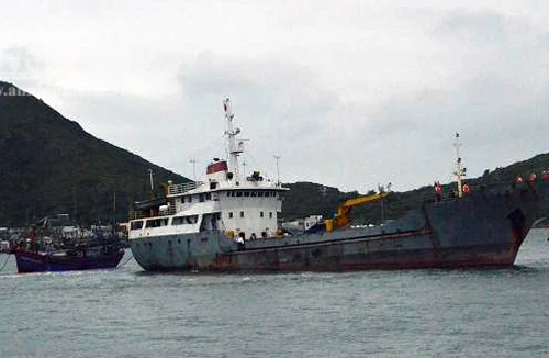 Khen thưởng tập thể cán bộ, chiến sĩ tàu Hải quân HQ 629