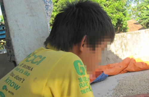 Bé trai 14 tuổi giở trò hiếp dâm phụ nữ 40 tuổi đang bế cháu