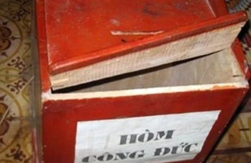 Bắt 2 đối tượng lẻn vào đền trộm hòm công đức