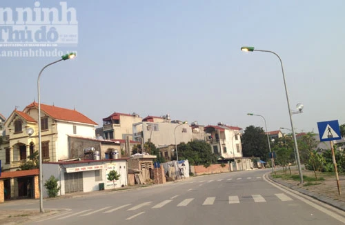 Đèn đường sáng trưng giữa ban ngày