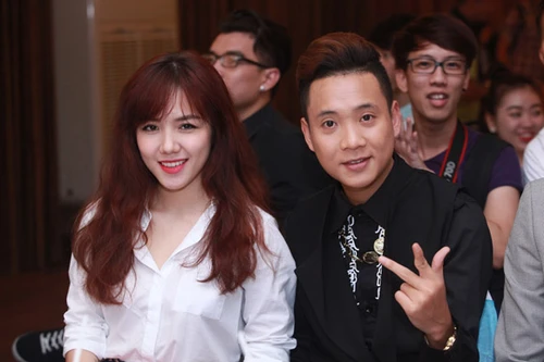 Em gái Phương Linh "dính như sam" với Justatee