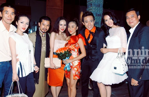 Đoan Trang - Trấn Thành mở tiệc mừng chiến thắng