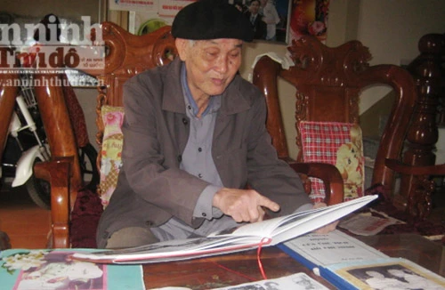 Ông giáo già sưu tầm gần 4.000 bức ảnh về Bác trong suốt 27 năm 