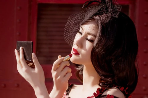 Hoa hậu Tristina Trâm Bùi khoe sắc với phong cách cổ điển