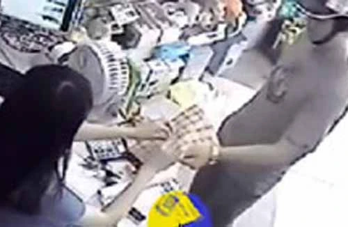 Giả làm khách hàng đến giao dịch, “thổi” điện thoại di động