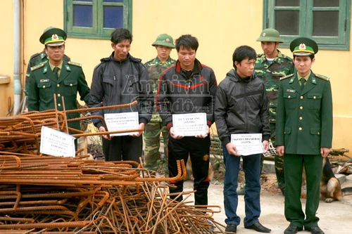 Bảo vệ cấu kết người ngoài trộm 8 tấn sắt của công ty