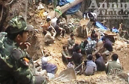 Bắt quả tang và tạm giữ 13 đối tượng khai thác vàng trái phép