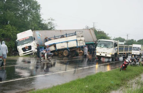 Xe container chở dầu đấu đầu xe tải, dầu chảy lênh láng quốc lộ 1