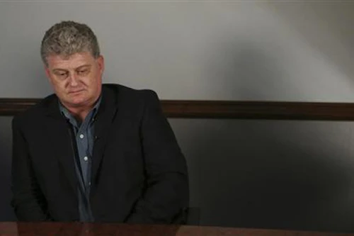 Cha Snowden được cấp visa tới Nga thăm con trai