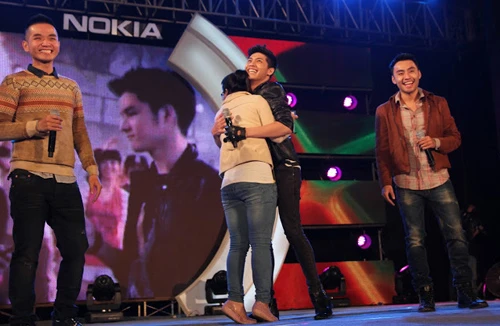 Noo Phước Thịnh bị fan nữ "ôm cứng" trên sân khấu