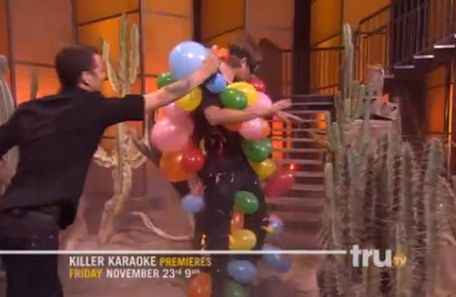 Vừa hát vừa đi qua xương rồng, nhận ngay đô la!