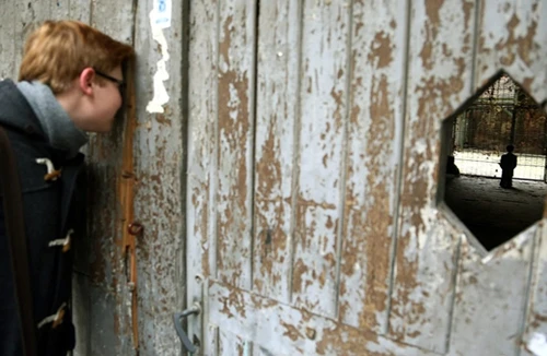 Tranh cãi xung quanh bức tượng Adolf Hitler quỳ gối