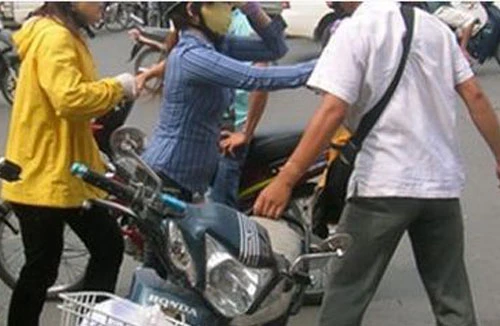 Vờ va chạm giao thông để trộm cắp