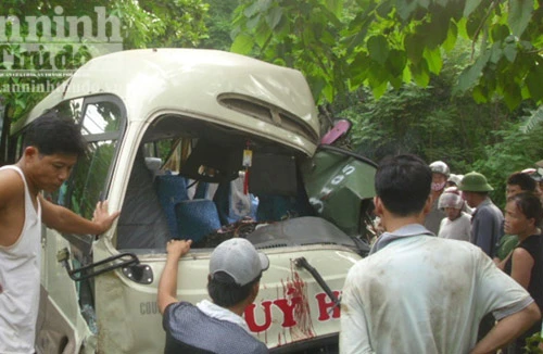 Xe khách đấu đầu xe tải, 11 người trọng thương