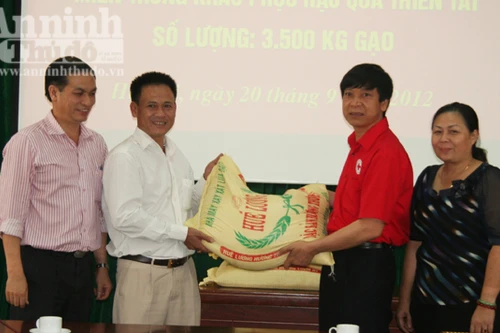 Một cá nhận ủng hộ 10 tấn gạo cho đồng bào lũ lụt ở miền Trung