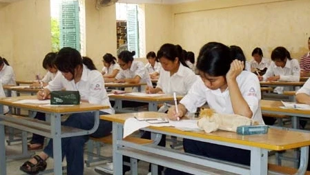 Sĩ tử "tố" nhà trường dạy quay cóp mùa thi