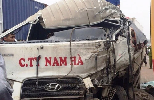 Xe khách đấu đầu xe tải, hai tài xế bị thương nặng