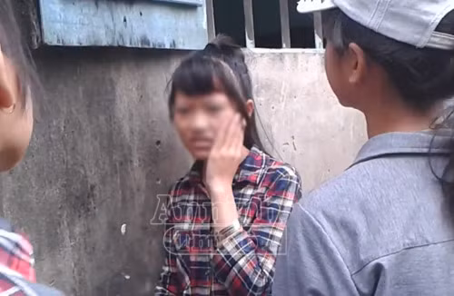 Hà Nội: Thêm một nữ sinh bị đánh hội đồng, trong khi các bạn hò reo cổ vũ