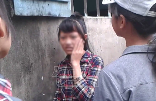 Hà Nội: Thêm một nữ sinh bị đánh hội đồng, trong khi các bạn hò reo cổ vũ