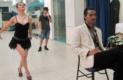 Ngọc Anh lả lơi, quyến rũ Ngọc Ngoan sau cánh gà 