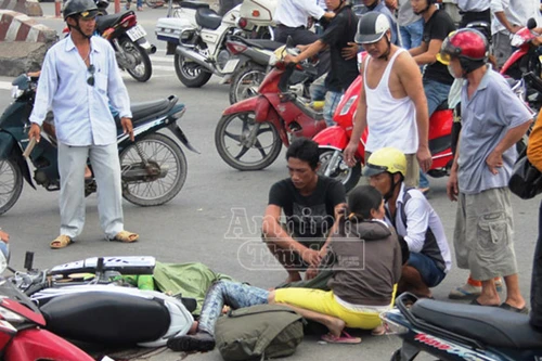 Chồng khóc ngất khi chứng kiến vợ, con tử vong dưới bánh xe bồn