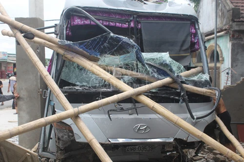 Tránh xe máy, xe chở đoàn du lịch lao thẳng vào 3 nhà dân ven đường