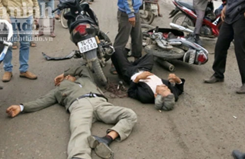 Xe máy tông nhau, 3 người nhập viện