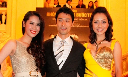 Jennifer Phạm khéo léo khoe vòng 1 đầy đặn